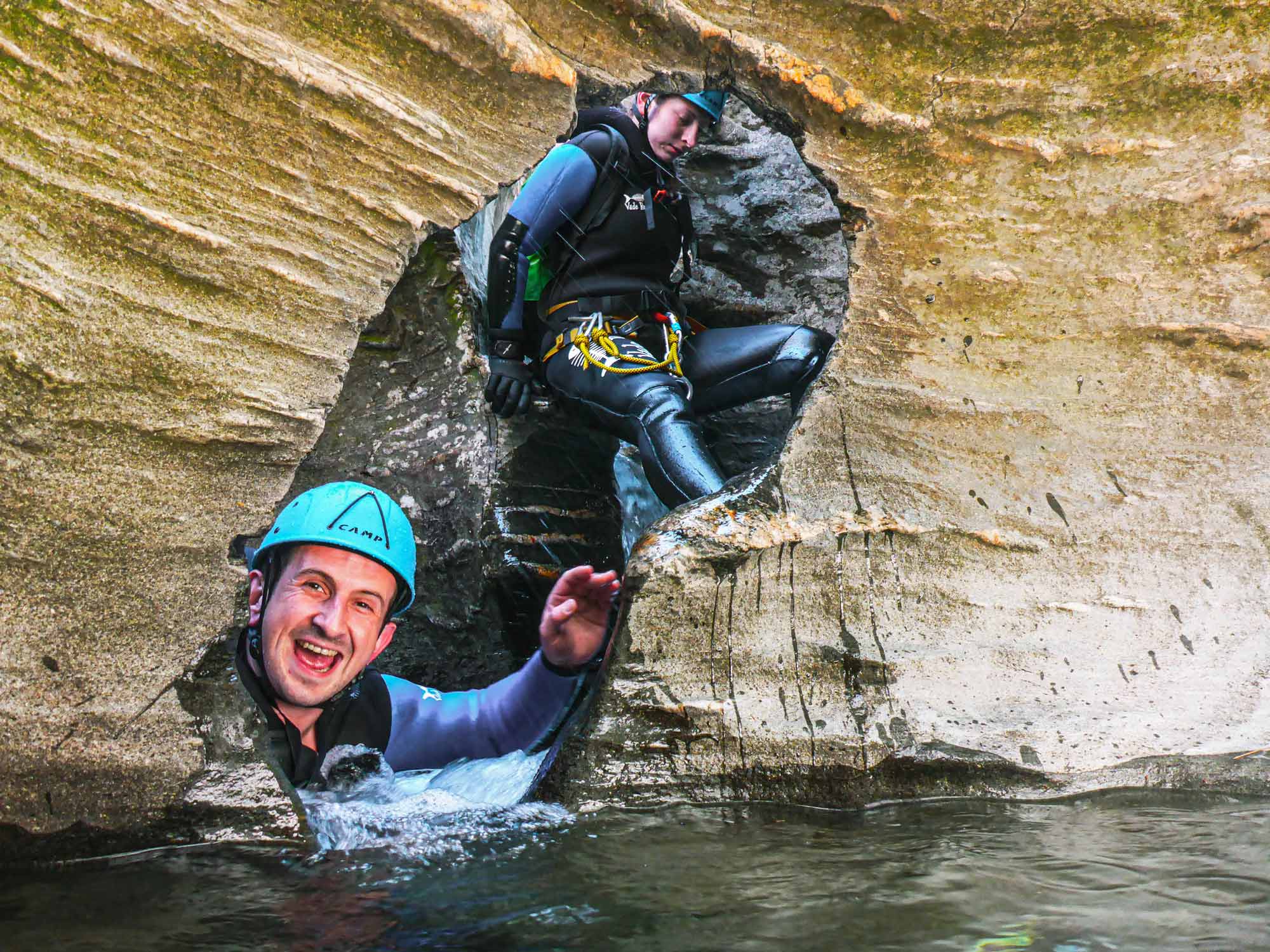 Passage dans un trou sur le parcours canyoning demi-journée du Haut Roujanel avec Nature Canyon Ardèche